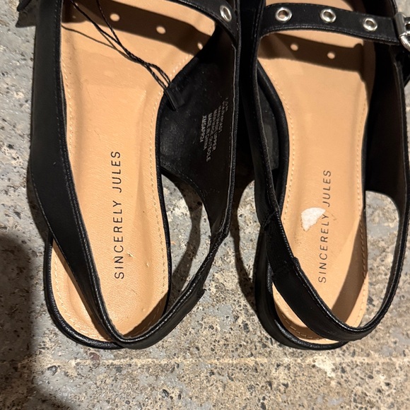 Sleek Black Flats - Picture 5 of 5